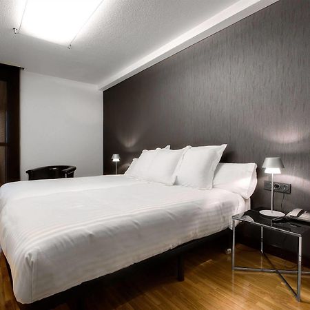 Apartamentos Mendebaldea Suites Пампона Стая снимка