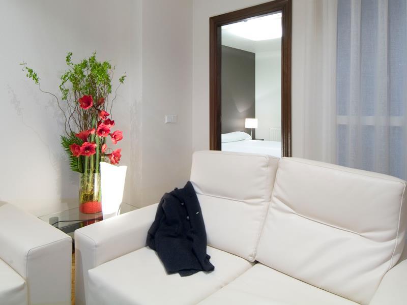 Apartamentos Mendebaldea Suites Пампона Стая снимка