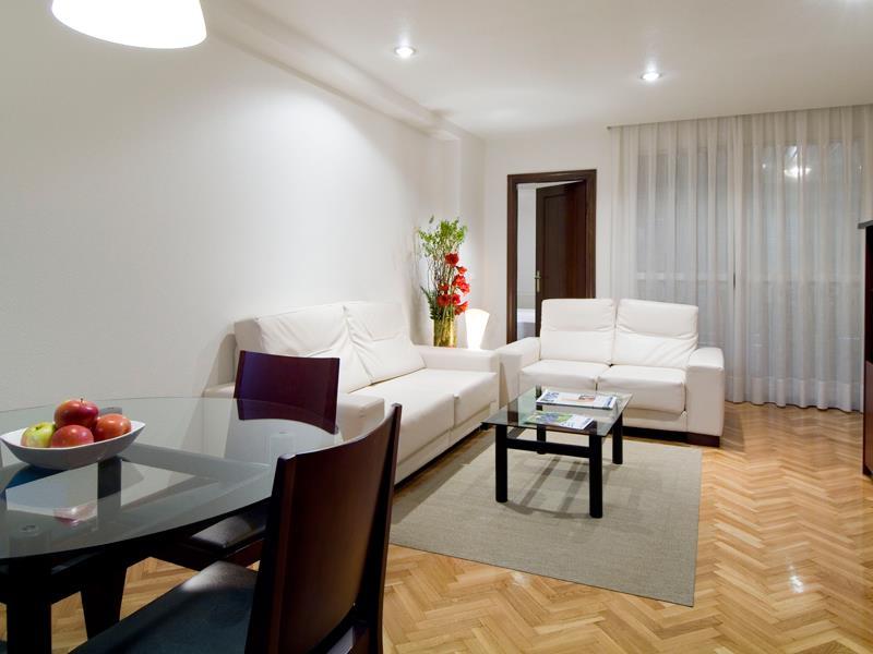 Apartamentos Mendebaldea Suites Пампона Интериор снимка