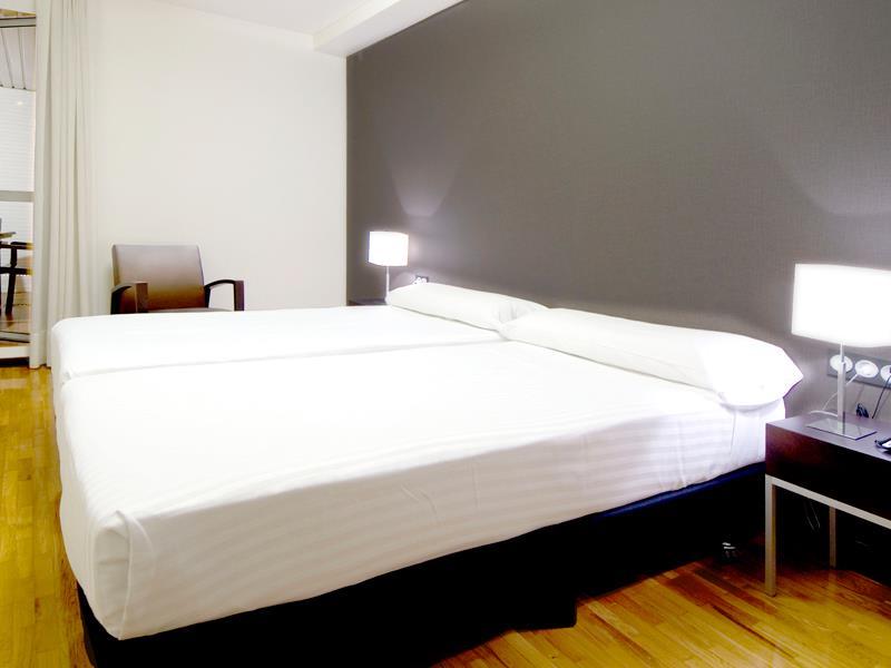 Apartamentos Mendebaldea Suites Пампона Стая снимка