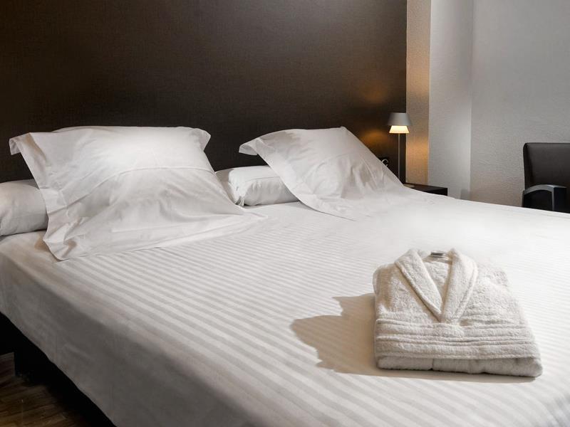 Apartamentos Mendebaldea Suites Пампона Стая снимка