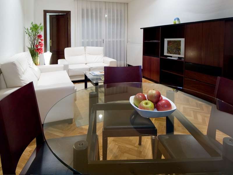 Apartamentos Mendebaldea Suites Пампона Стая снимка