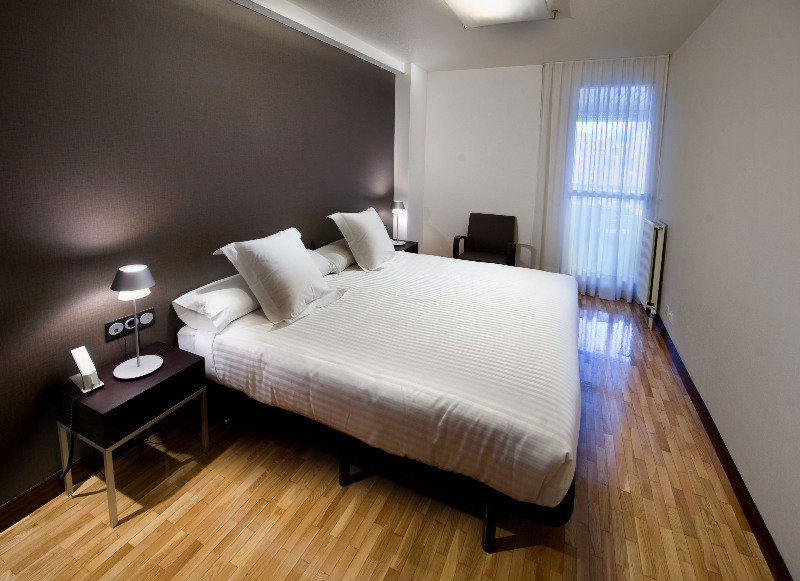 Apartamentos Mendebaldea Suites Пампона Екстериор снимка