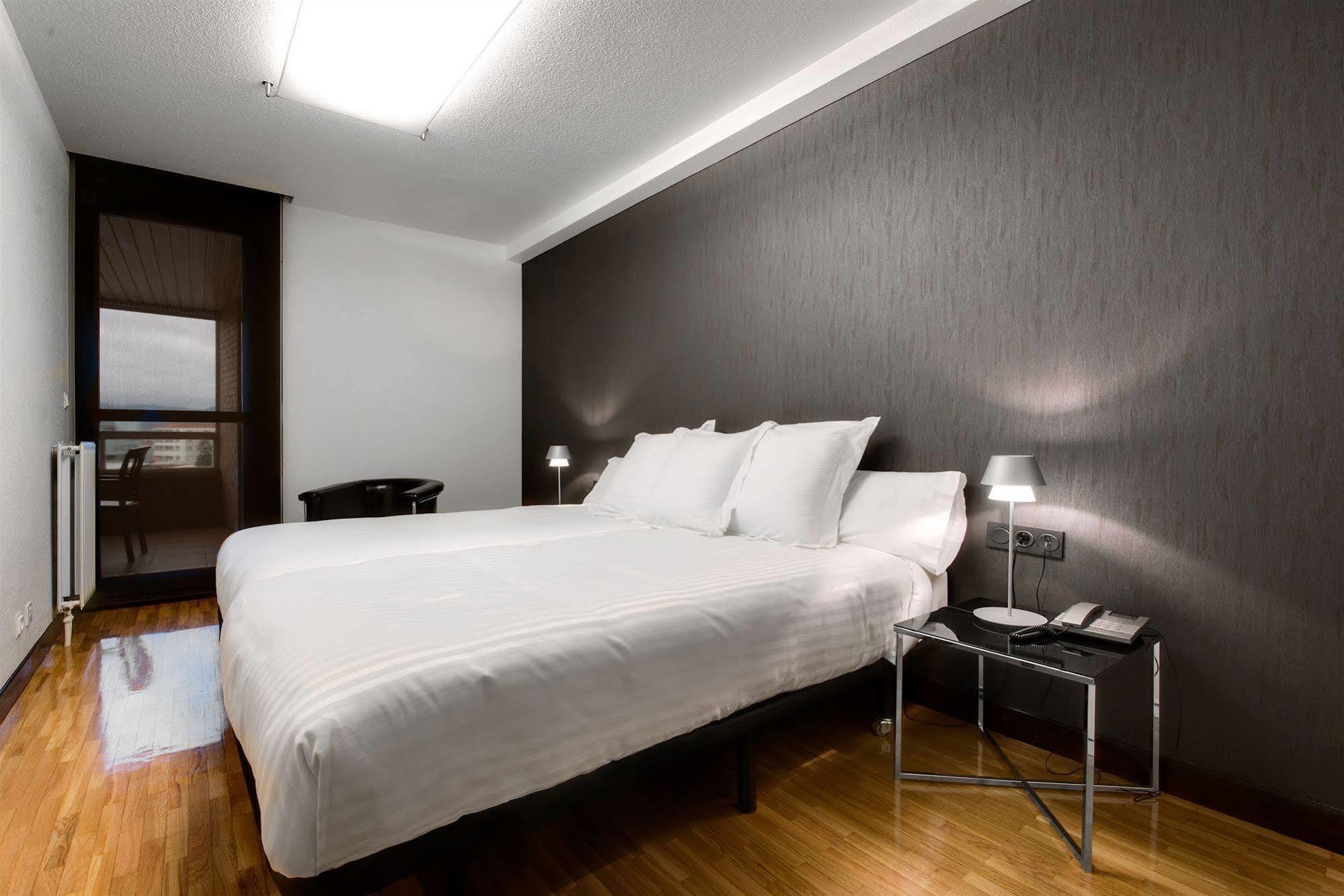 Apartamentos Mendebaldea Suites Пампона Стая снимка