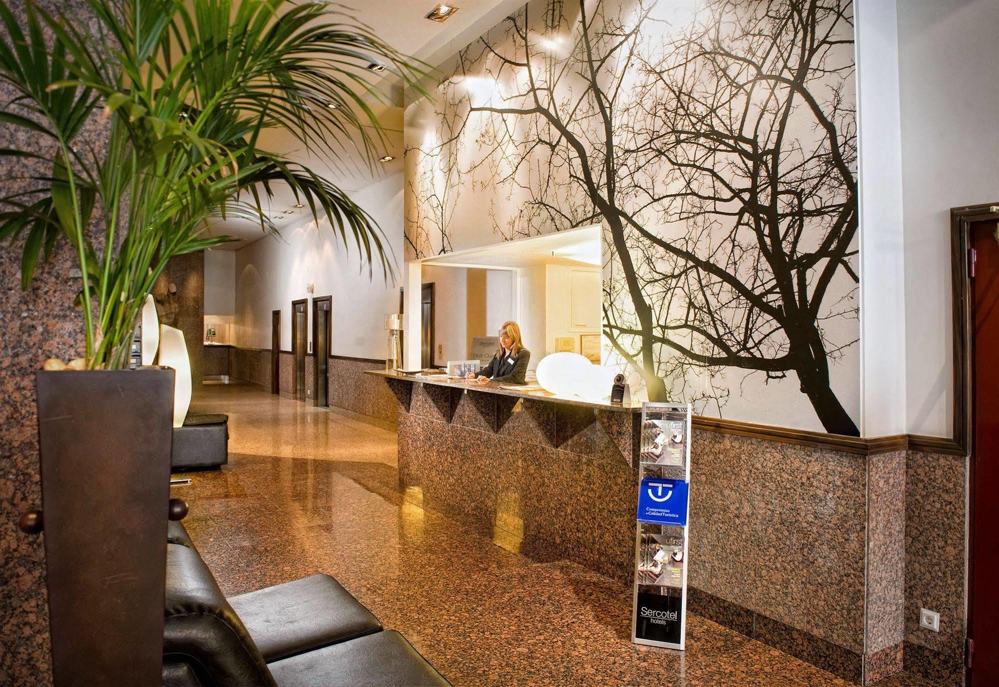 Apartamentos Mendebaldea Suites Пампона Интериор снимка