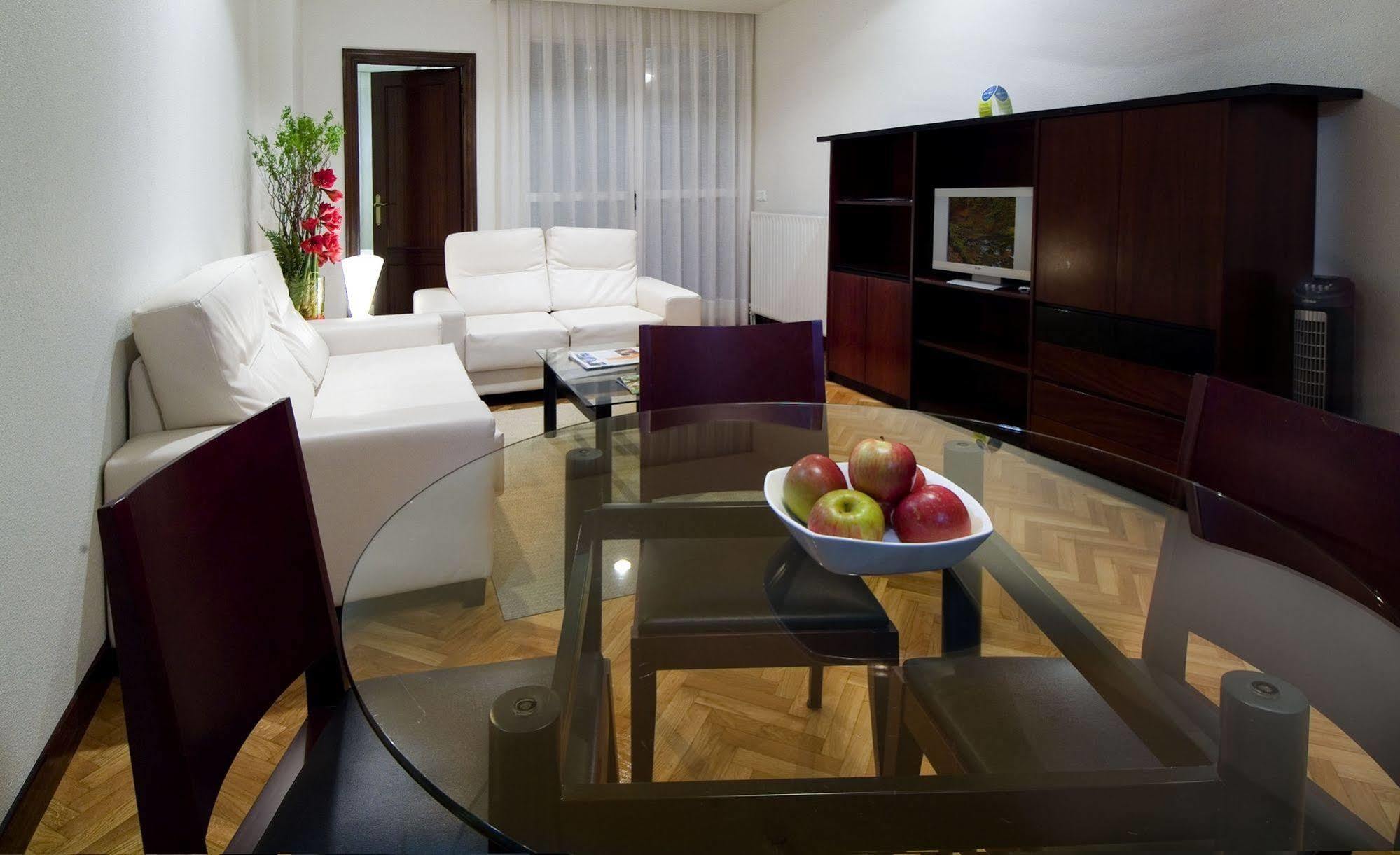 Apartamentos Mendebaldea Suites Пампона Стая снимка