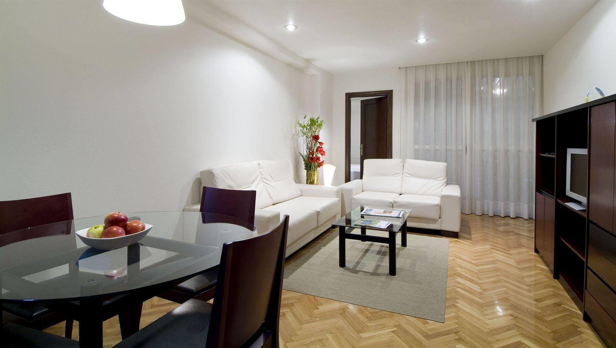 Apartamentos Mendebaldea Suites Пампона Екстериор снимка