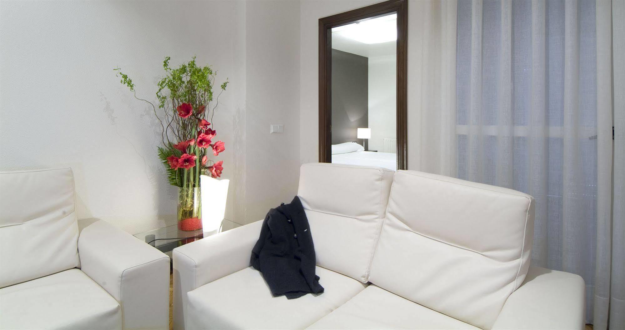 Apartamentos Mendebaldea Suites Пампона Екстериор снимка