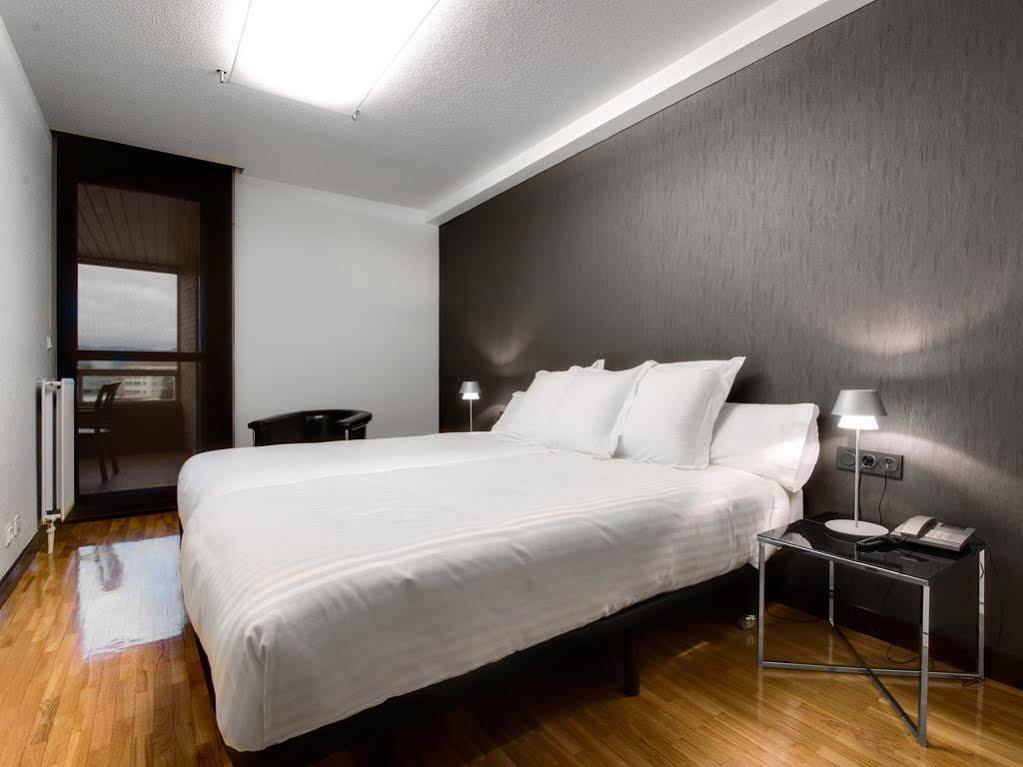 Apartamentos Mendebaldea Suites Пампона Екстериор снимка