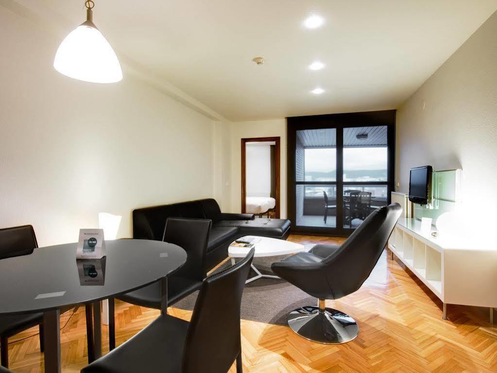 Apartamentos Mendebaldea Suites Пампона Екстериор снимка