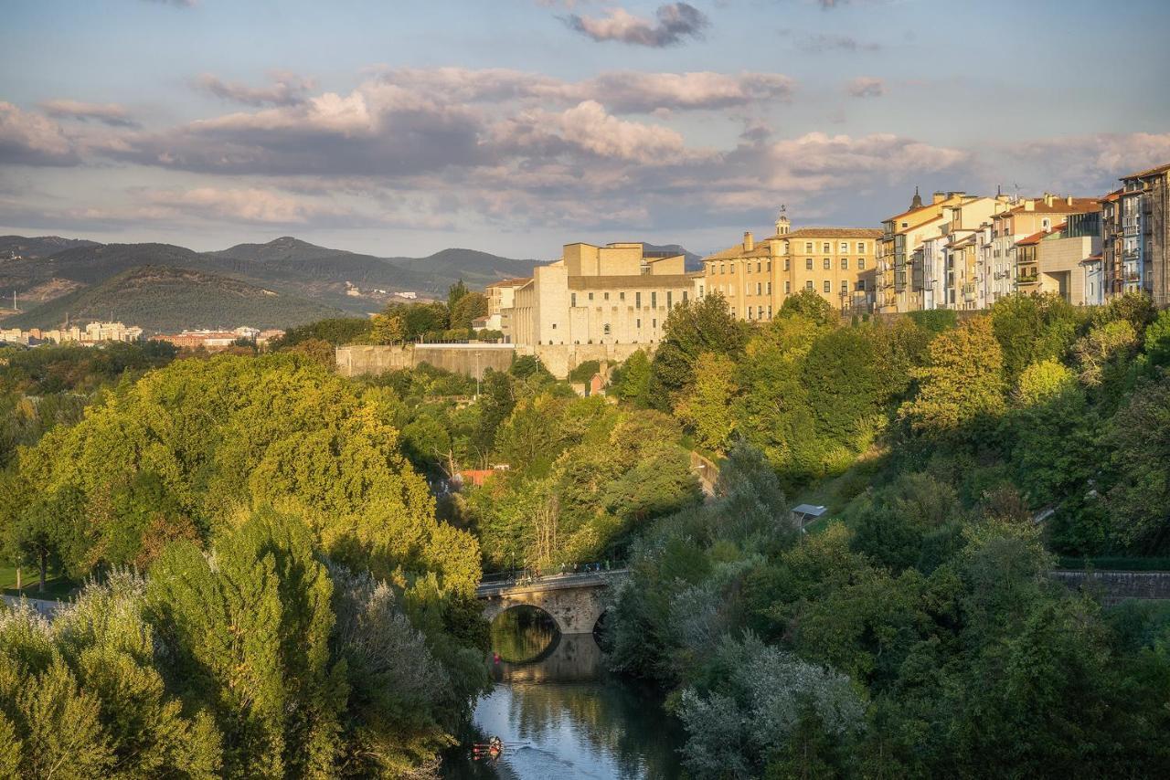 Apartamentos Mendebaldea Suites Пампона Екстериор снимка